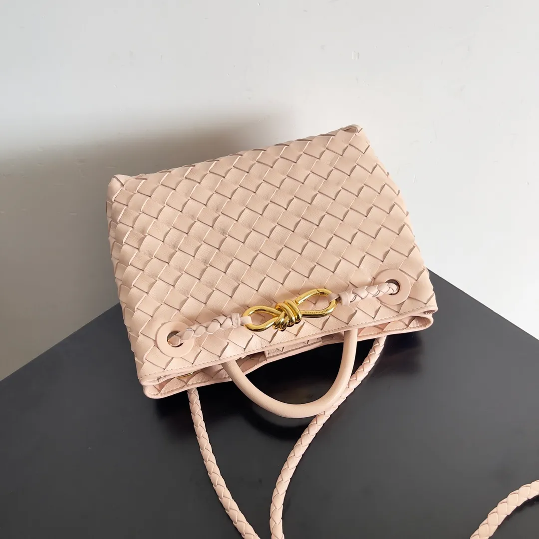 The 2023 new Andiamo batch of 1860 BV has been shipped‼ ️Really popular🔥The new Andiamo woven handbag launched by Bottega Veneta this season is really popular all over the world! ! Celebrities at home and abroad have worn it, and Oscar-winning actress Michelle Yeoh has taken it out on the street. Song Jia, Trai Yara, Yu Feihong, Sanji Ayaka, Rosie Hunting-Whiteley, Yoshioka Riho, etc. have all picked up this bag. It is classic and versatile, showing off its temperament, and the bag capacity is also large, which is very convenient for daily commuting! ! A variety of carrying methods, the shoulder straps can be adjusted by yourself, the original lambskin feels soft and delicate, and the neutral style is made to break gender boundaries and bring a more practical and longer-lasting use experience. Andiamo, which has both elegant and casual styles, perfectly interprets the true appearance of "fashionable old money style". Style number: 743568 Size: 25*22*10.5cm
